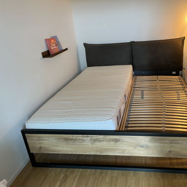 Modernes Doppelbett mit Lattenrost -Metall & Holz 