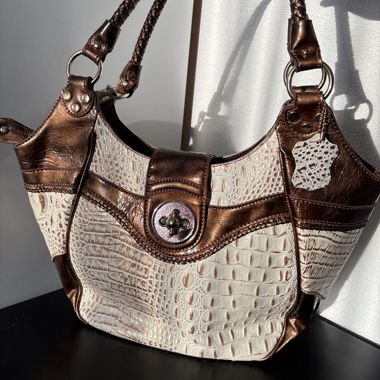 Sac à main brun avec motif peau de serpent