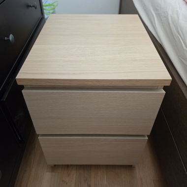 Nachttisch aus hellem Holz
