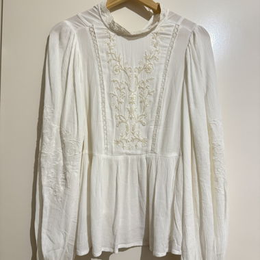 Camicia bianca ricamata