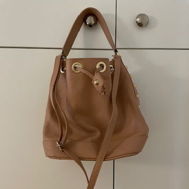Bucket Bag aus rosa Leder und gold Nieten