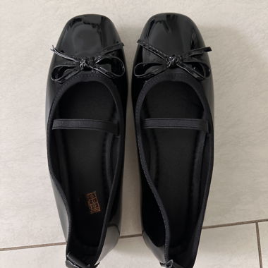 Schwarze Ballerinas mit Schleife
