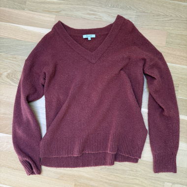 Pull en maille brun-rouille avec encolure en V