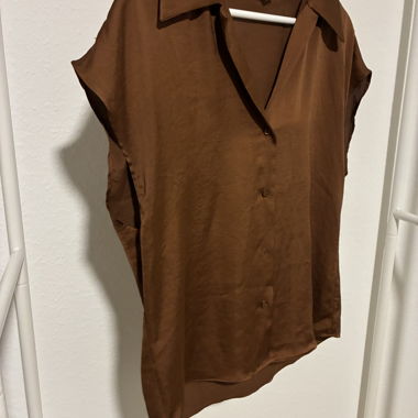 Blusa in raso marrone MNG