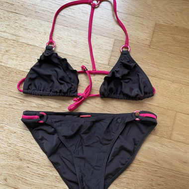 Ensemble bikini marron avec rose