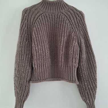 Maglione marrone con colletto