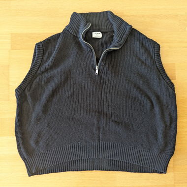 Pull en maille foncée avec zip