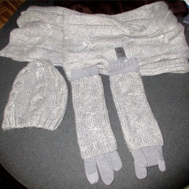 Kappe Schal Handschuhe Set in Silber-Grau