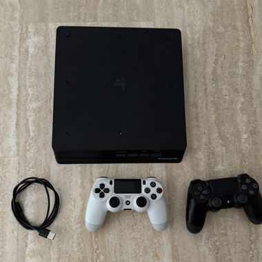 PLAYSTATION 4