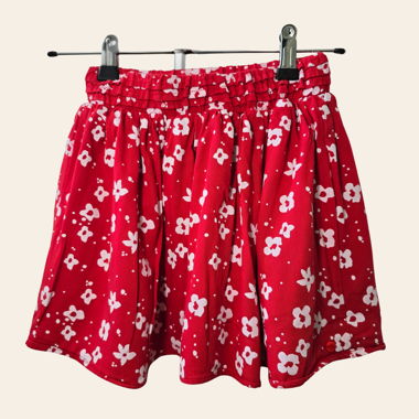 Roter Kinderrock mit Blumenmuster