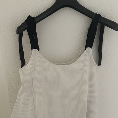Weisses Top mit schwarzen Trägern (ZARA Knit)