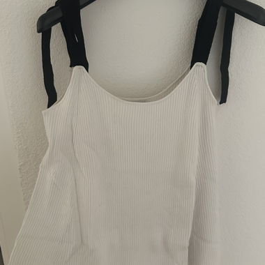 Weisses Top mit schwarzen Trägern (ZARA Knit)