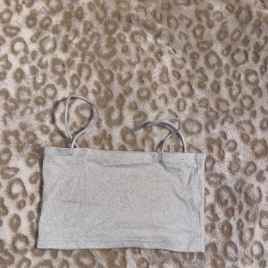 Simple and neutral crop top with silver glitter