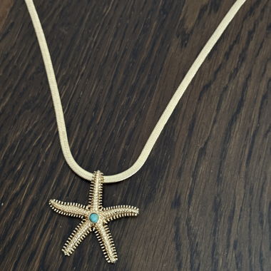 Revolve Starfish Pendant Necklace