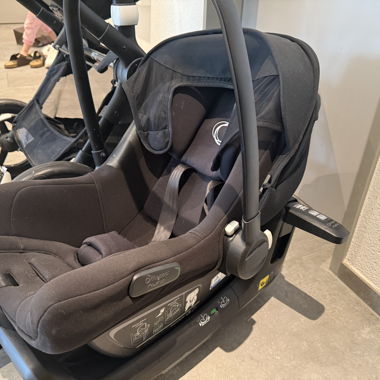 Bugaboo Fox 2 avec coque bébé et adaptateur Isofix