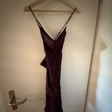 Mini-robe bordeaux au look soyeux