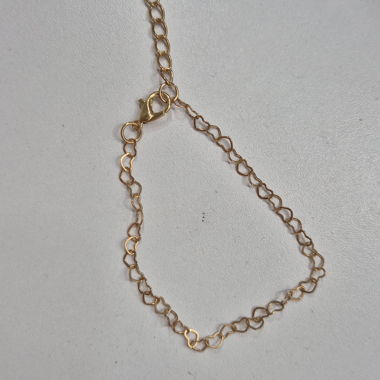 Goldfarbener Armkette mit Herzchen