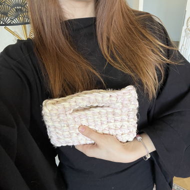 Rosafarbene Häkel-Tasche