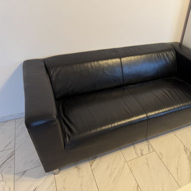 Schwarzes Ledersofa