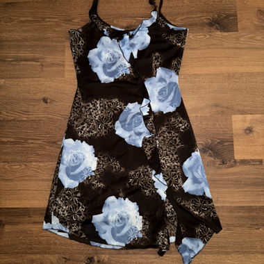 Geblümtes Kleid mit feinen Trägern