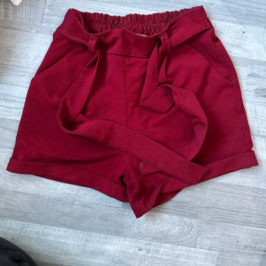 Pantaloni corti alla moda