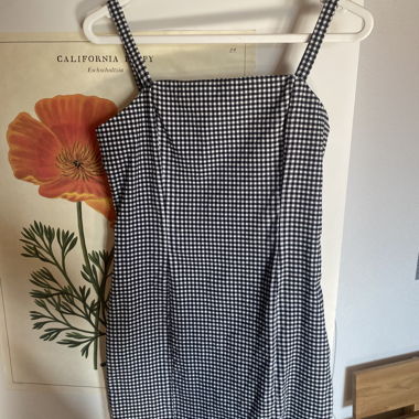 Robe noir et blanc à carreaux