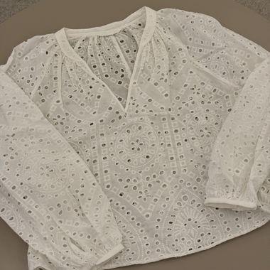 Weisse Lochspitzen-Bluse