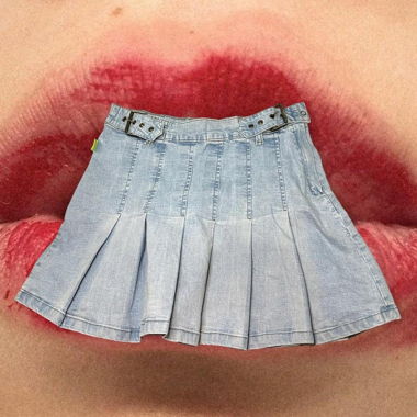 Faltenrock aus Denim mit Gürtel
