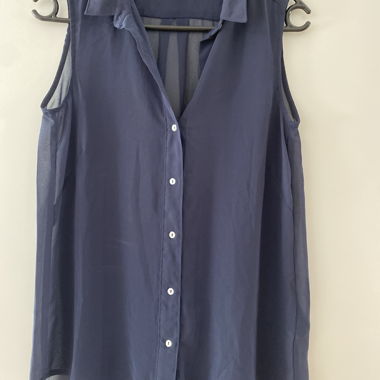 Ärmellose blaue Bluse