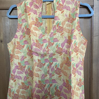 Camicia in seta a motivi floreali senza maniche