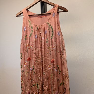 Besticktes Satin-Kleid