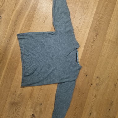 Grau-Türkiser Feinstrickpullover mit V-Ausschnitt
