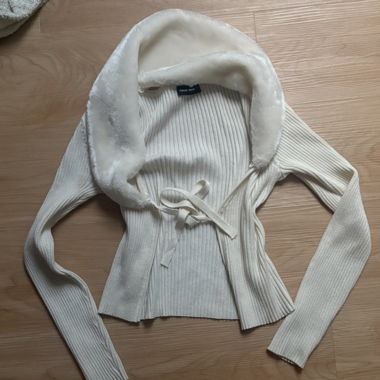 Cardigan in maglia bianco con colletto in pelliccia