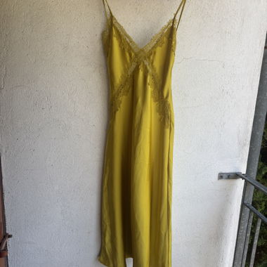 Abito lungo in raso giallo con pizzo