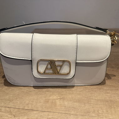 Borsa a tracolla bianca con catena dorata