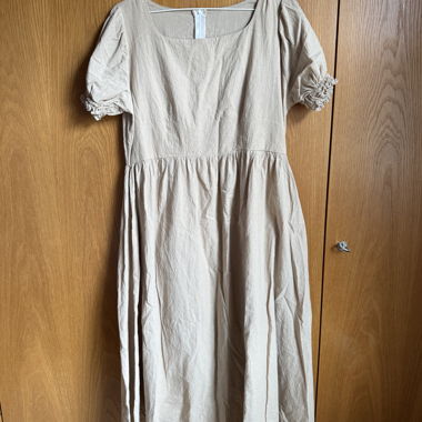 Beiges Kleid mit kurzen Ärmeln 100% Leinen