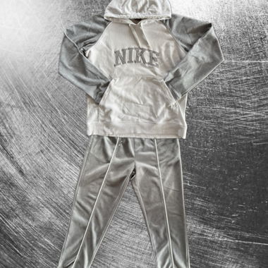Lot : Nike Hoodie et (gratuit) pantalon de jogging