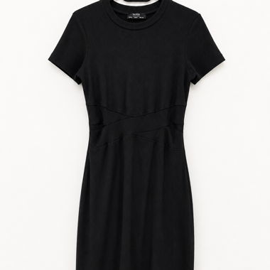 Robe noire à manches courtes