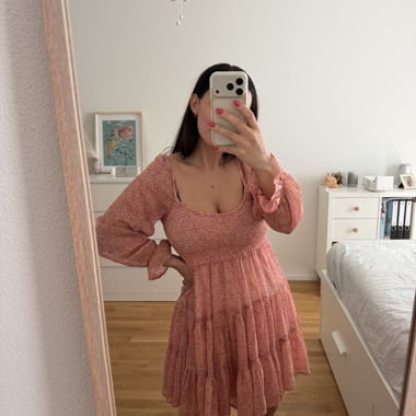 Robe évasée à smocks florale rose