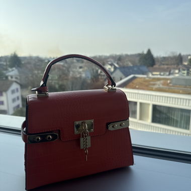 Orange Handtasche mit Goldverschluss