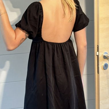 Schwarzes Kleid mit offenem Rücken