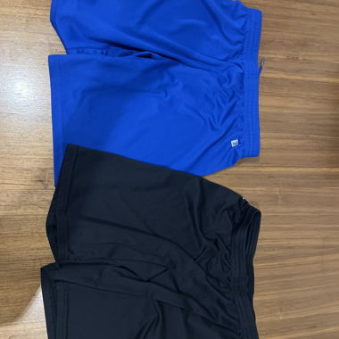 Schwarze und Blaue Sporthose