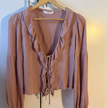 Blusa rosa con volant Stradivarius