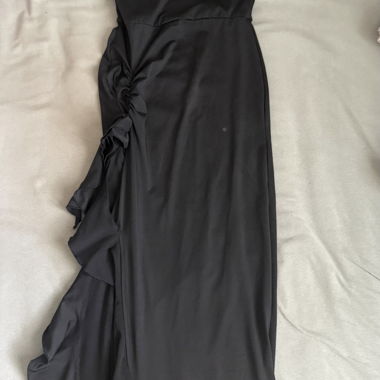 Schwarzes schulterfreies Kleid