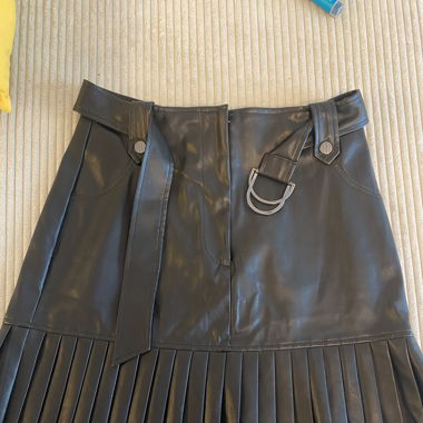 Jupe en simili cuir avec ceinture 
