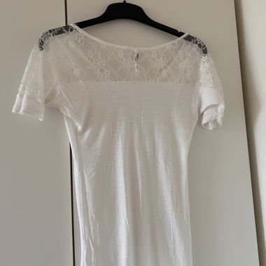T-shirt blanc en dentelle