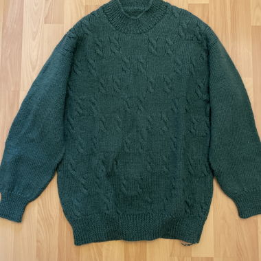Maglione verde a trecce
