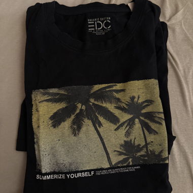 T-shirt nera con stampa di palme
