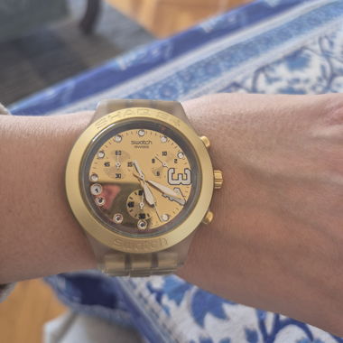 Montre Swatch dorée