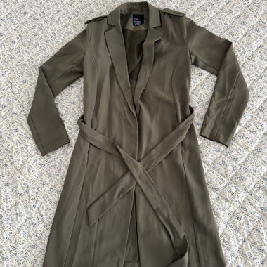 Trench-coat kaki avec ceinture nouée